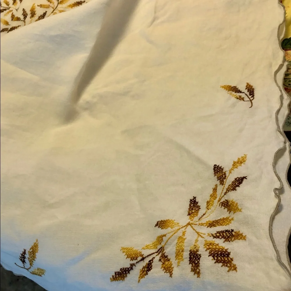 VINTAGE APPROX 82 x 64  EMBROIDERED WHEAT PATTERN LINEN TABLECLOTH